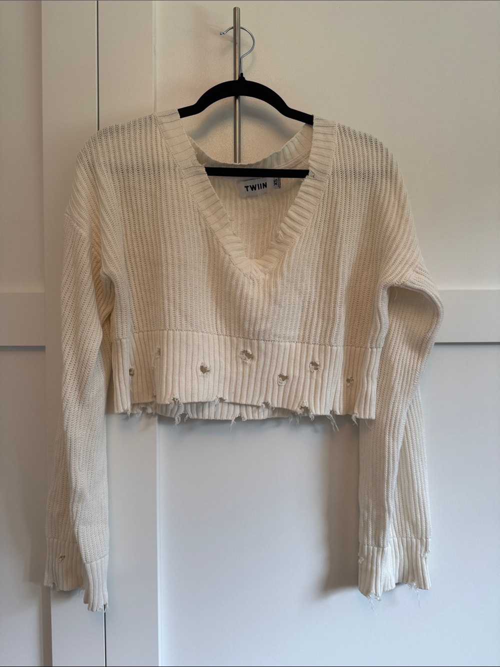 TWIIN White Cropped V‑Neck Distressed Sweater